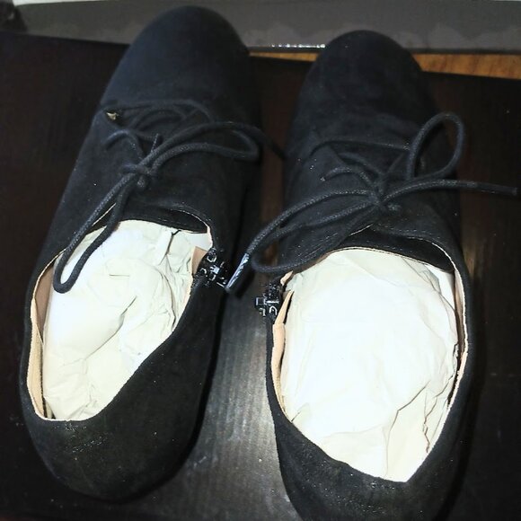 New in the box, Black Suede Journee Collection Leona Ankle Bootie - Picture 12 of 12